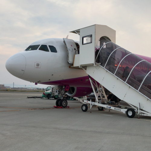 関西空港で撮影のピーチ機